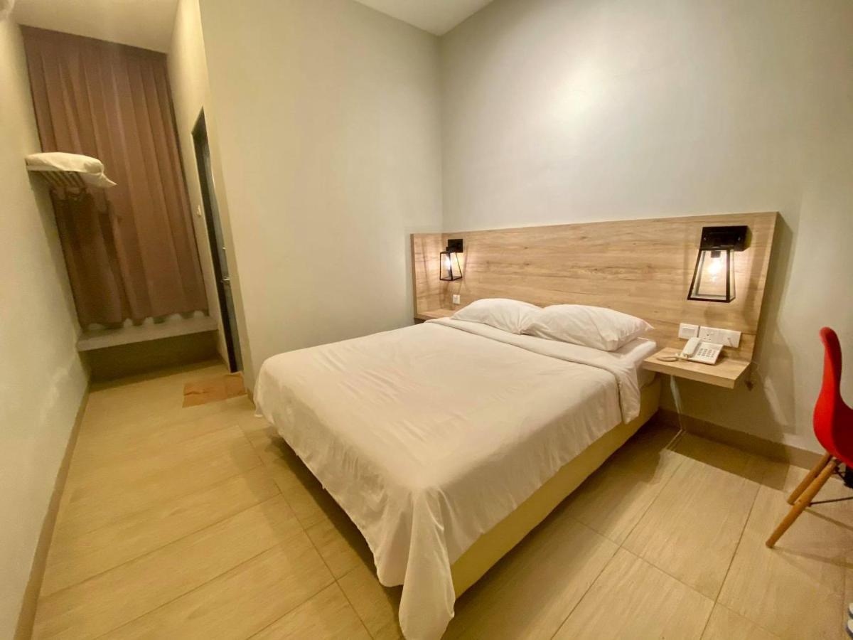 Wan Loong Hotel Pontian Kecil Exterior foto